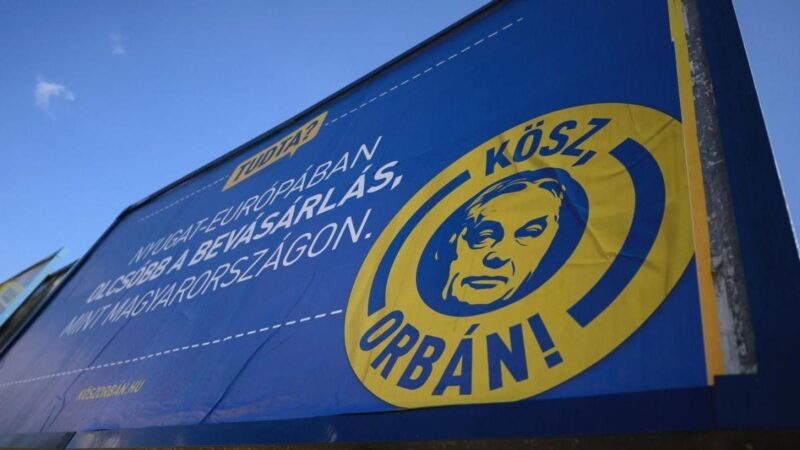 Bajnai Gordonhoz köthető szereplők állnak a Momentum plakátkampánya mögött