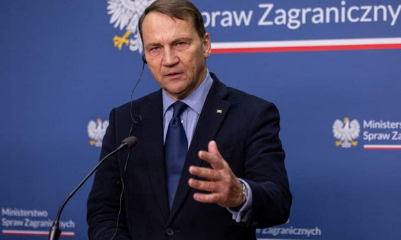 Elon Musk nyáladzó félkegyelműnek nevezte a lengyel külügyminisztert