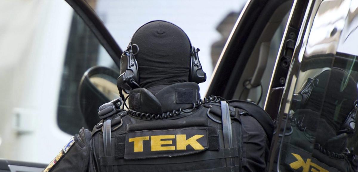 Több lövés is eldördült egy győri panelháznál: rendőrök és a TEK is a helyszínre vonultak