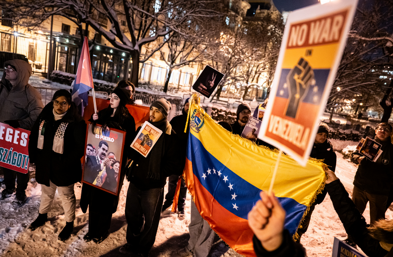 „Jenkik haza” – az amerikai nagykövetség előtt tüntettek Schiffer Andrásék