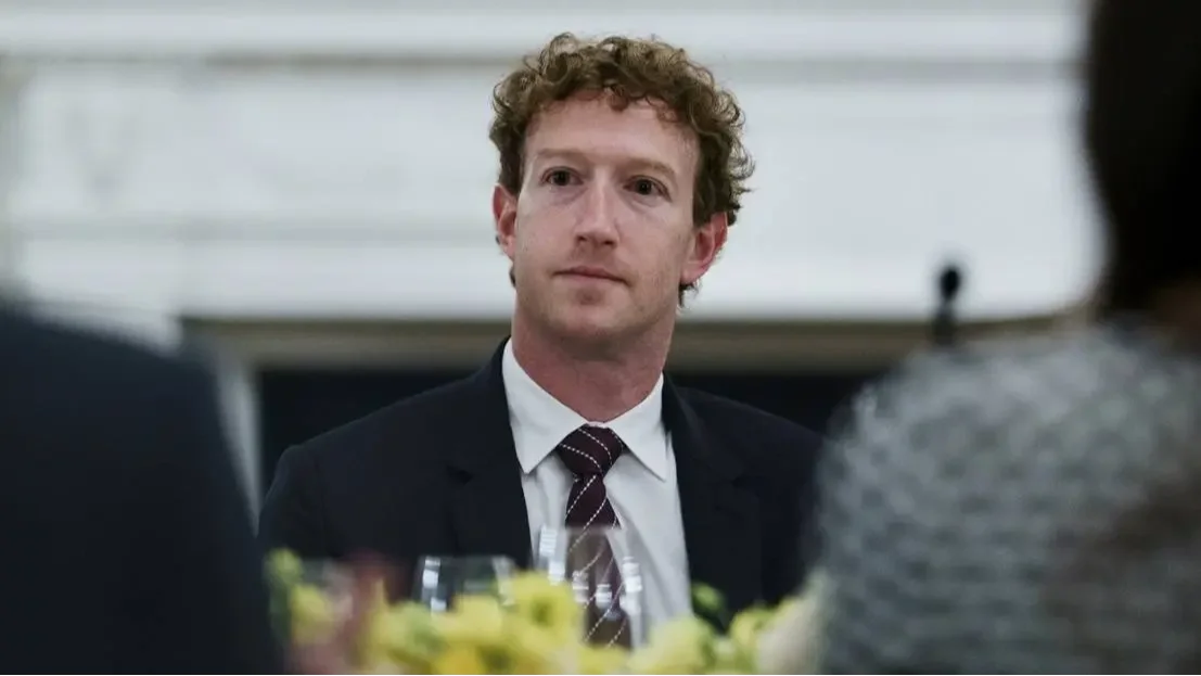 Zuckerberg engedélyezte, hogy kiskorúak használhassák a szexuális témájú beszélgetésekre képes AI-chatbotokat