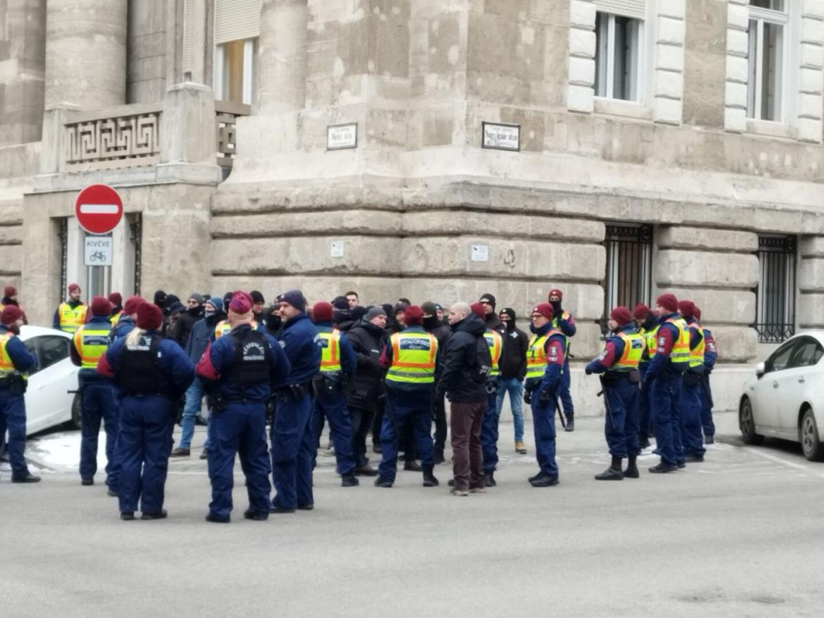 Hazafiak néztek farkasszemet az antifákkal a tárgyalás előtt