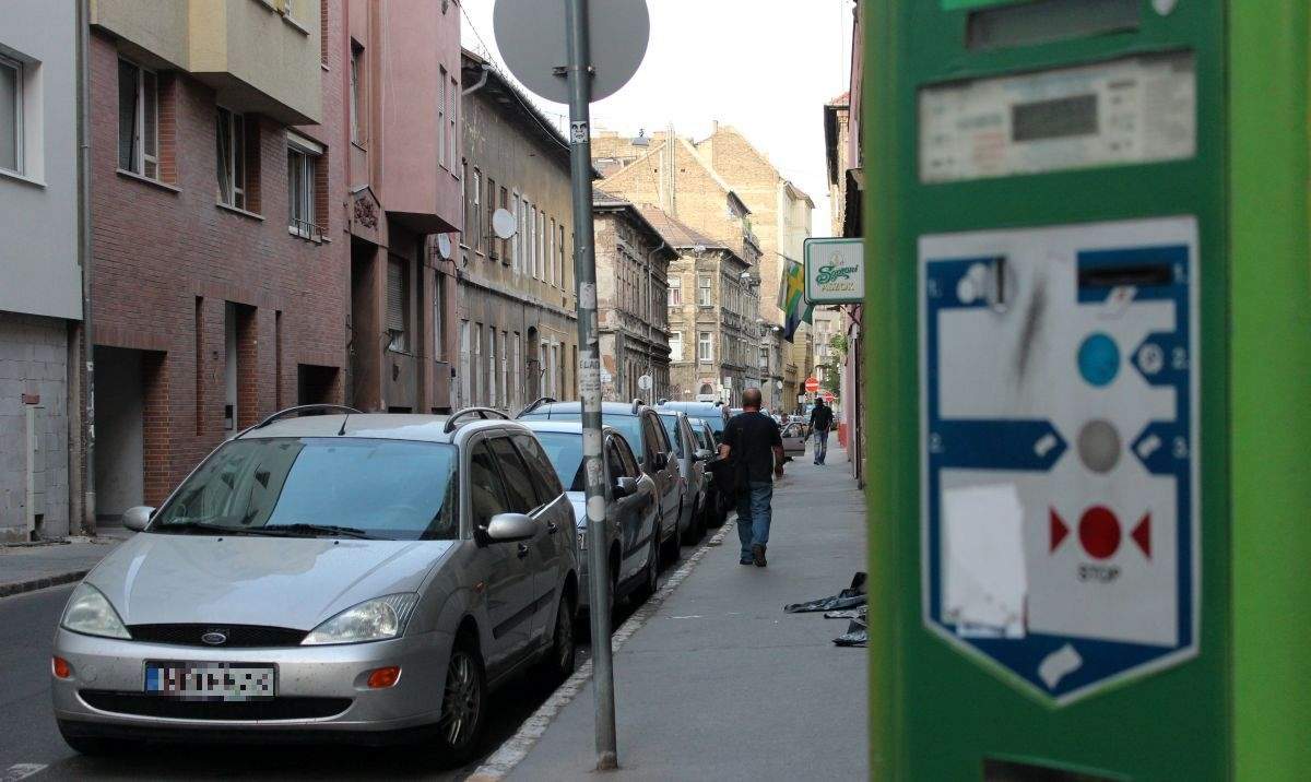 Háromszázezer forint is lehet évente a lakossági parkolás két autóra Budapesten