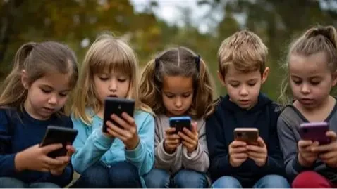 Egyre korábban kapnak saját telefont a magyar gyermekek