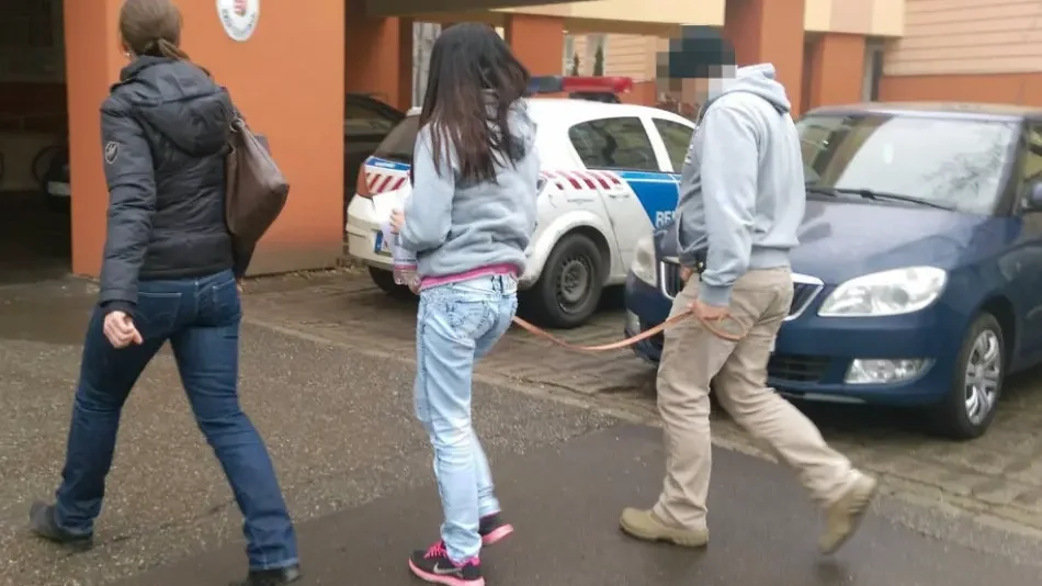 Kiengedték a „fiatalokat”, akik 96 késszúrással ölték meg a lány anyját