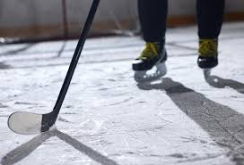 Felfüggesztették a gyermekek bántalmazásával vádolt jégkorongedzőt