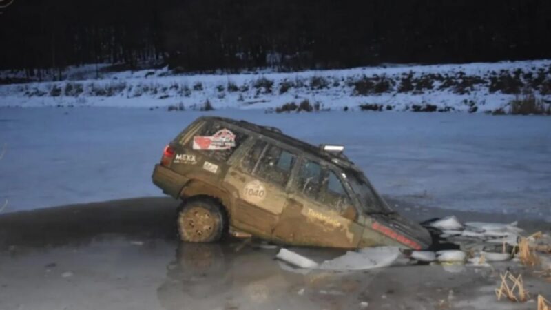 Autóval ment csúszkálni a jégre, beszakadt alatta