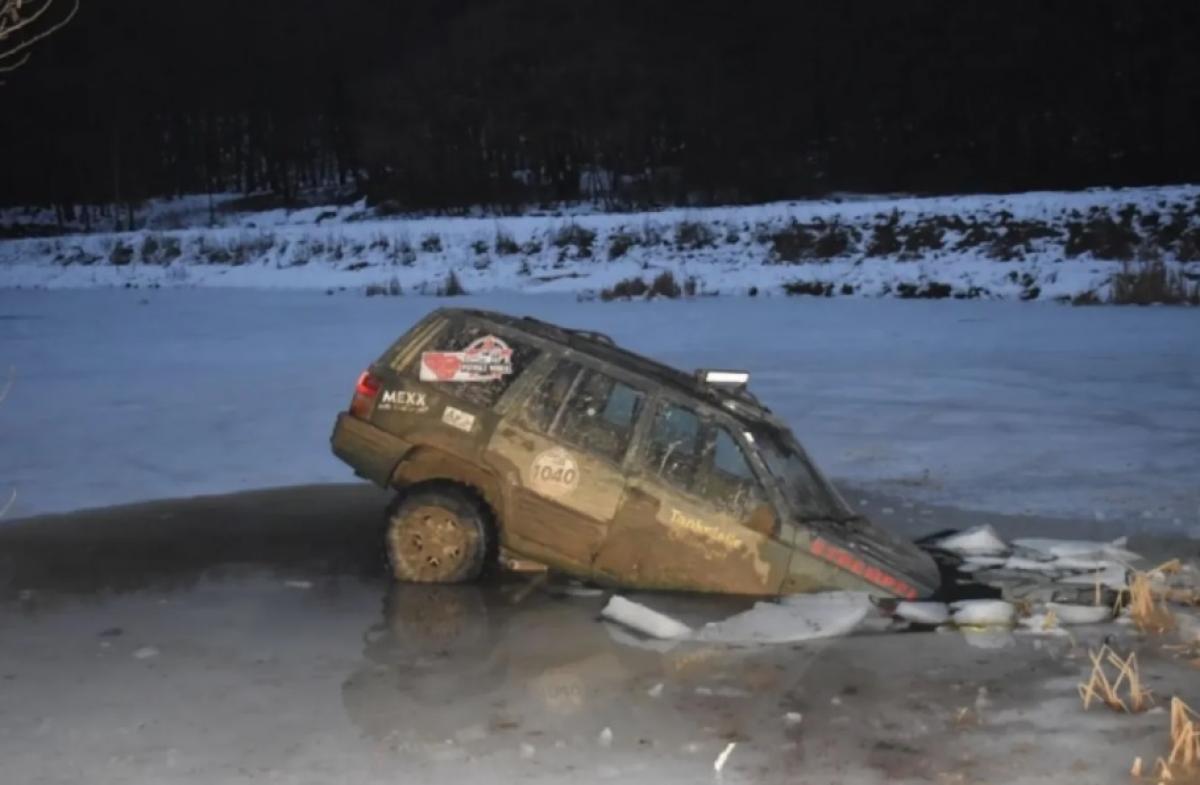 Autóval ment csúszkálni a jégre, beszakadt alatta