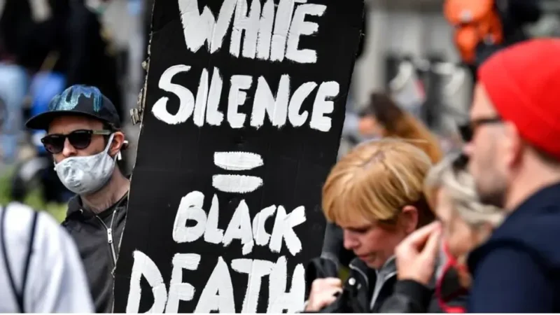 Német adófizetők pénzéből támogatott „civil” szervezet oktatja a németeket a „fehér kiváltságosságról” és a bennünk lévő „előítéletekről”