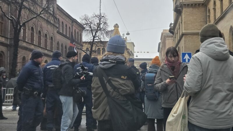 Fokozott rendőri jelenlét és egymással szemben álló csoportok várják az ítélethirdetést az antifa-ügyben