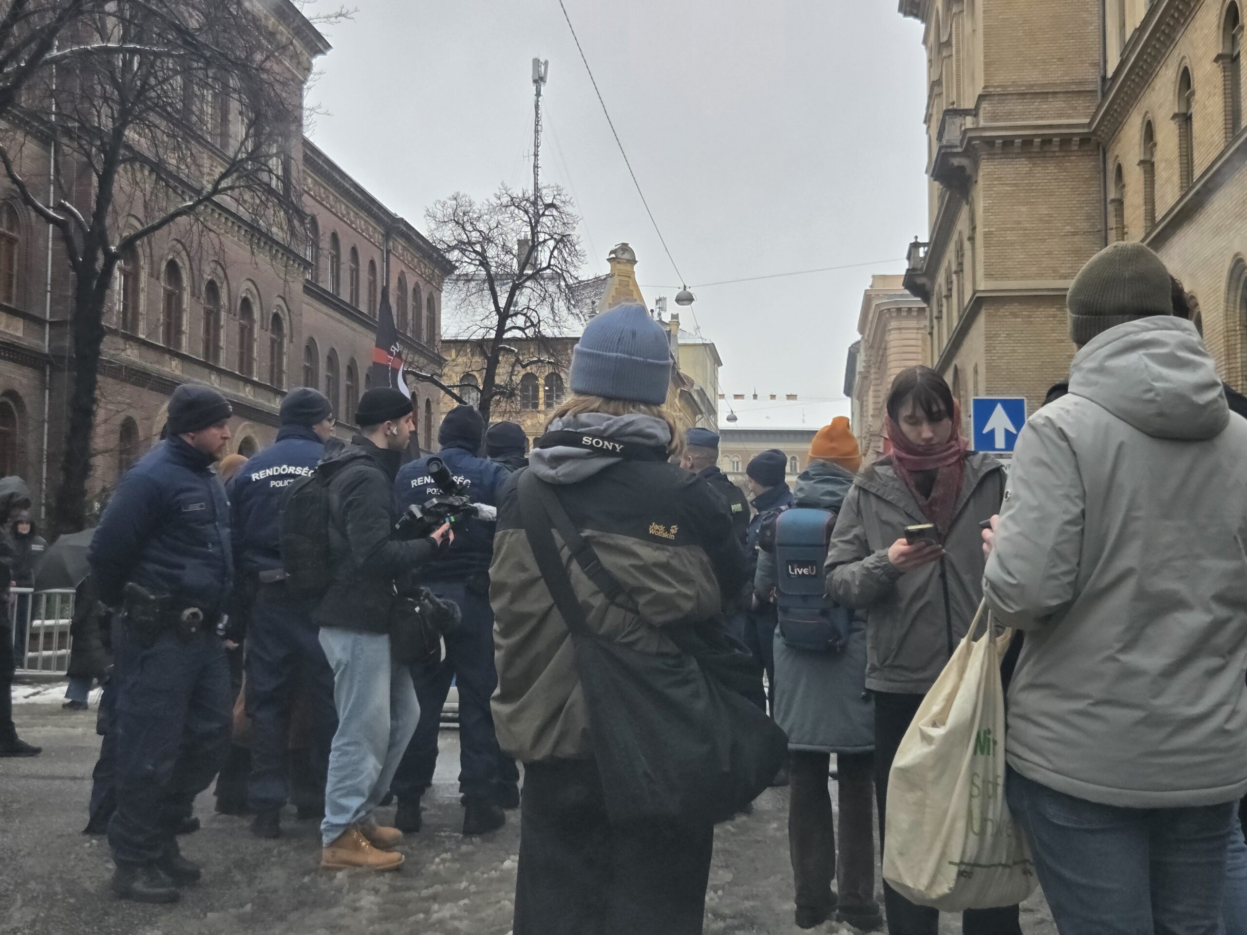 Fokozott rendőri jelenlét és egymással szemben álló csoportok várják az ítélethirdetést az antifa-ügyben