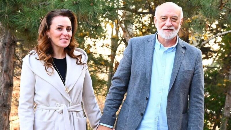 Egy többször megbüntetett kuruzslót mutatott be neves rákkutatóként Magyar Péter