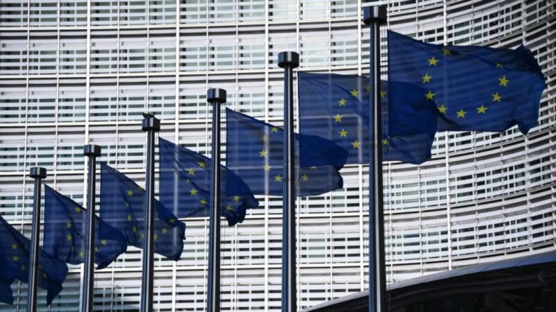 Az Európai Bizottság enyhíti az Orbán-ellenességét, hogy ne vádolják nyílt beavatkozással a választásokba