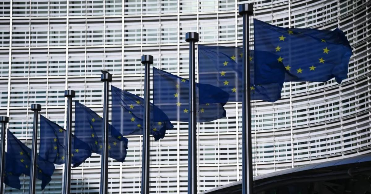 Az Európai Bizottság enyhíti az Orbán-ellenességét, hogy ne vádolják nyílt beavatkozással a választásokba