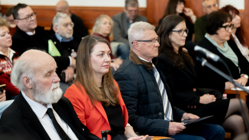 Feszült hangulat és politikai üzenetek Iványiék tárgyalásán, tüntetők lepték el a Markó utcát