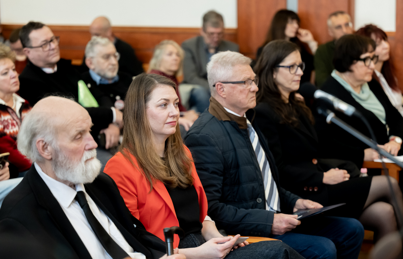 Feszült hangulat és politikai üzenetek Iványiék tárgyalásán, tüntetők lepték el a Markó utcát