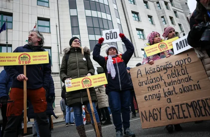Tüntetés a KKM előtt a gödi akkumulátorgyár ügyében – videókkal