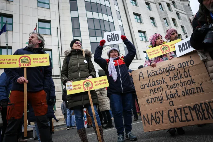 Tüntetés a KKM előtt a gödi akkumulátorgyár ügyében – videókkal