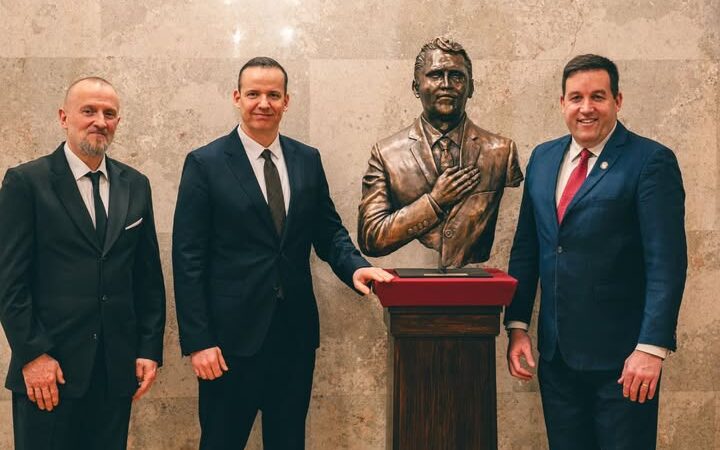 A Mi Hazánk egy Charlie Kirk-szobrot ajándékoz a lelőtt influenszer családjának