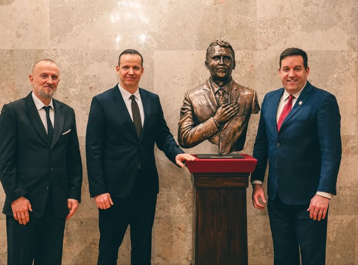 A Mi Hazánk egy Charlie Kirk-szobrot ajándékoz a lelőtt influenszer családjának