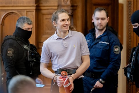 Virágmetaforák a vádlott szájából, kirakatpert emlegető apa az utcán, nyolc év fegyház a tárgyalóteremben: így zárult első fokon a Maja T.-ügy