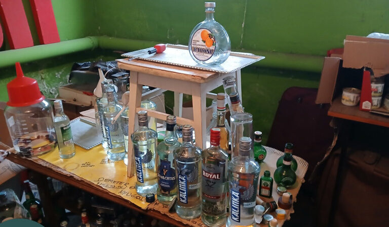 A globális világhelyzet miatt közel 27 ezer doboz cigarettát és 300 liter alkoholt halmozott fel vésztartalékként