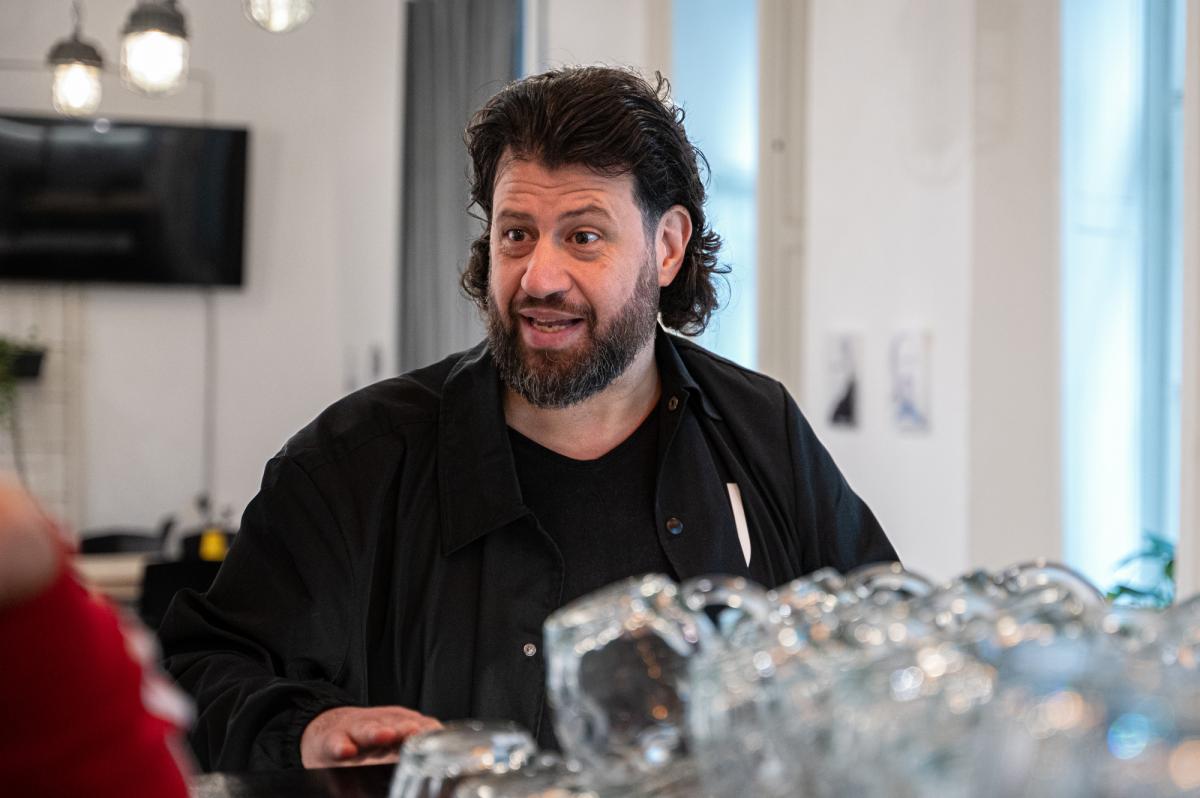 Ezek tényleg beteg állatok: emberi vérrel írt aberrált könyvet a tiszás megmondóember