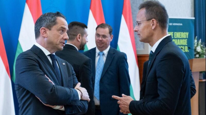 Szijjártó Péter állami kitüntetést adott át Robert Palladinónak, a budapesti amerikai nagykövetség volt ügyvivőjének