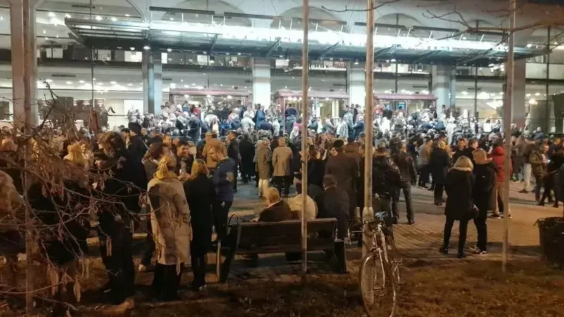 Bombariadó miatt az utcára tereltek kétezer embert Budapesten