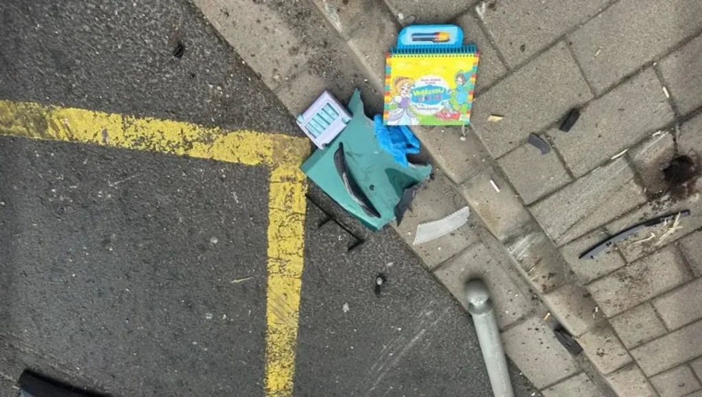 A letarolt buszmegálló és a rendőrségi helyszínelés nyomai Győrben, a Szent István úton történt gázolásnál