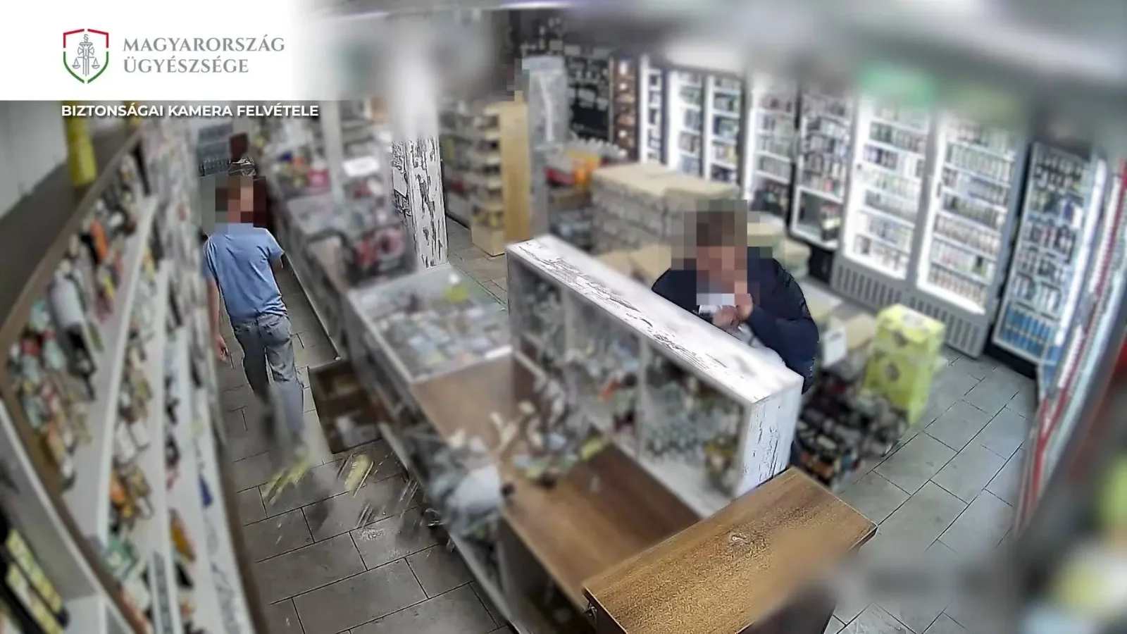 Ököllel ütötte be a soproni dohánybolt pultjának üveglapját – videóval