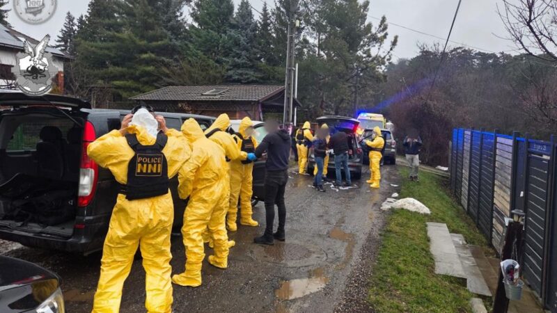 Vegyvédelmi ruhában csaptak le a rendőrök egy droglaborra, 16 kiló kábítószert találtak