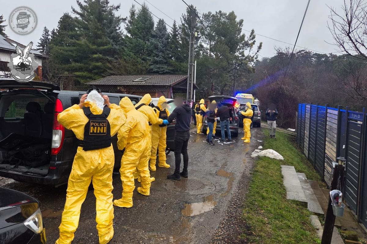 Vegyvédelmi ruhában csaptak le a rendőrök egy droglaborra, 16 kiló kábítószert találtak