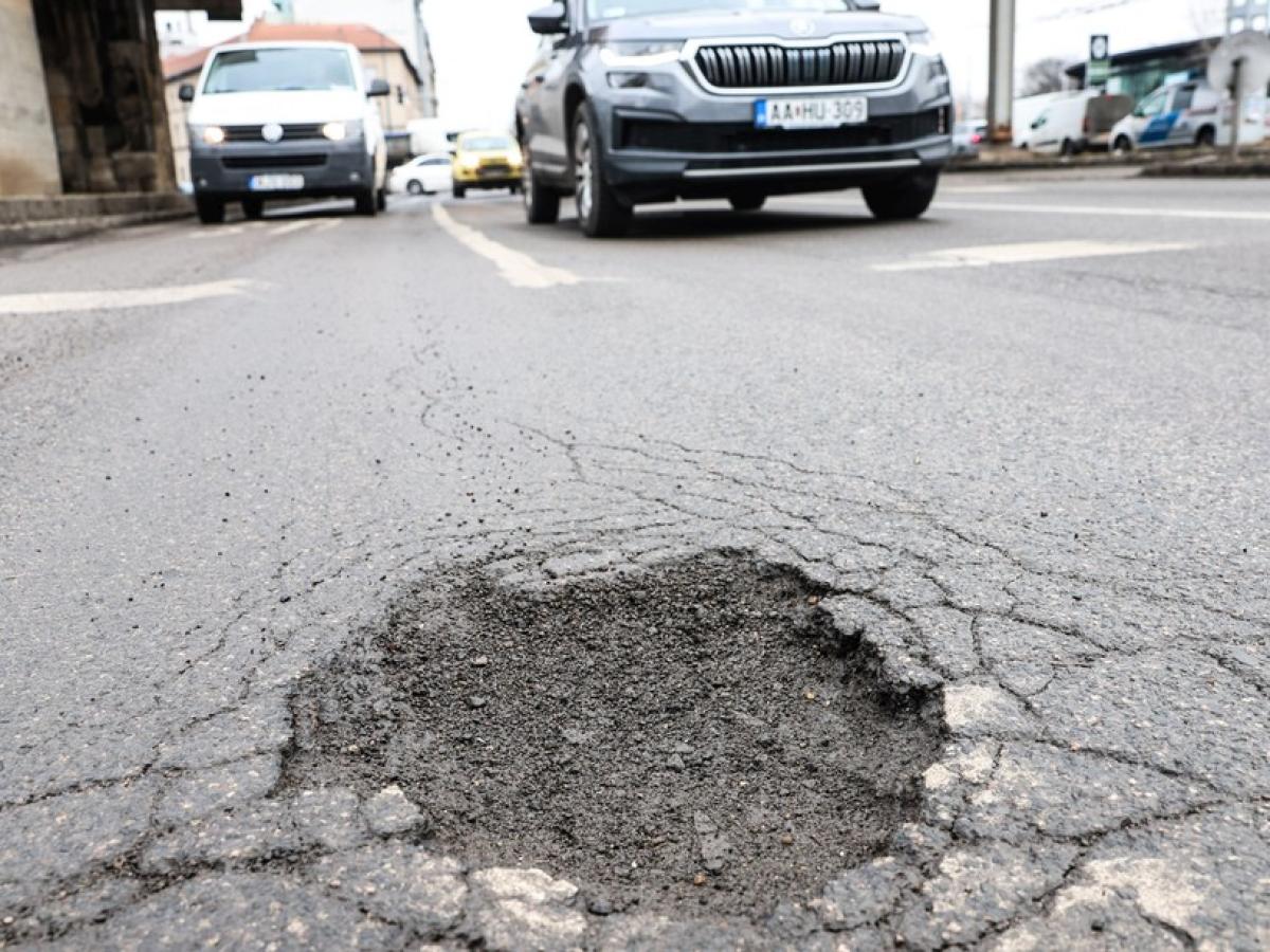 Az oroszok által szétlőtt Kijevben is jobbak az utak, mint a Pride-díjas Kamu Geri Budapestjén