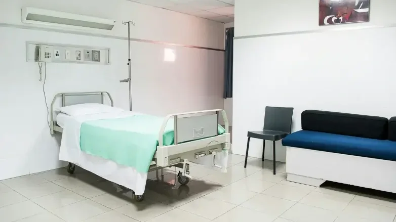 Saját rokona törte össze egy kutyapártos arcát, miután egy ünnepi ebéden összevesztek a politikán