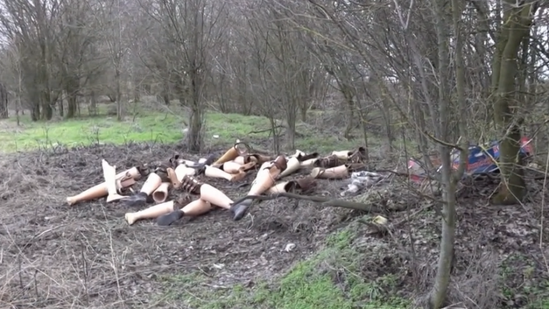 Több mint 30 műlábra bukkantak a tiszajenői vadászok egy szántóföldön