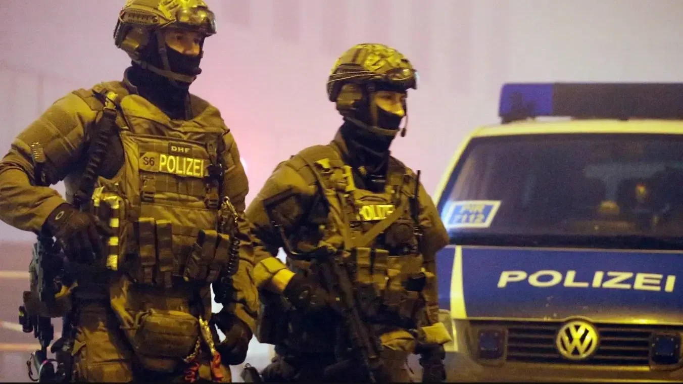 CD-k, bakelitek, matricák és kulcstartók miatt razziáztak öt tartományban a német rendőrök