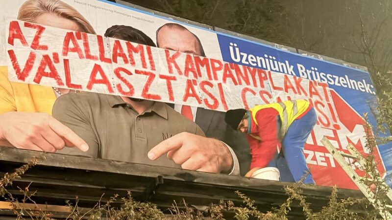 Heindl Péter újabb kormányzati óriásplakátot rongált meg, eljárás indult ellene