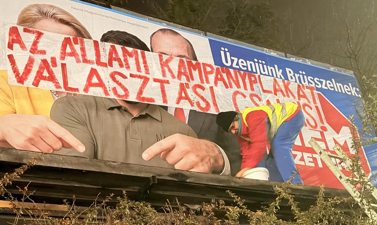 Heindl Péter újabb kormányzati óriásplakátot rongált meg, eljárás indult ellene