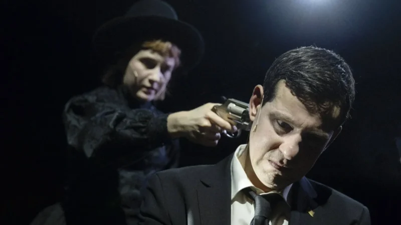 Nem értették az antifasiszták a színdarabot: erőszakba torkollott a jobboldali politikus monológja