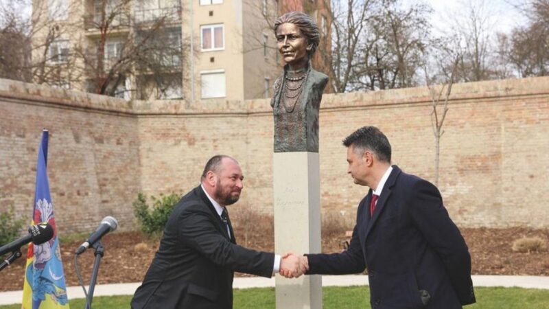 Ukrán kommunista költőnő szobrát avatták fel Hódmezővásárhelyen a kommunizmus áldozatainak emléknapján
