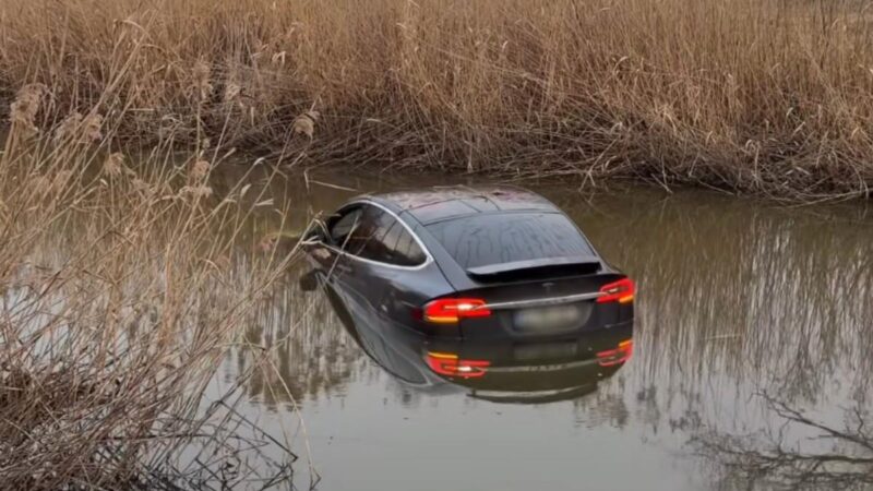 Tesla csúszott a Hortobágy-Berettyó főcsatornába