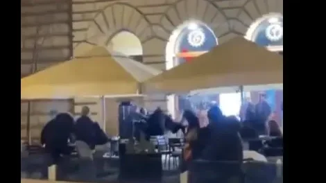 Tömegverekedéssel szórakoztatták a külföldieket a Nyugati téren – videóval