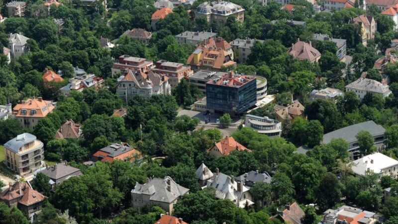 Foglalkozása: Magyarország lejáratása – közben milliárdos építkezést folytat a Rózsadombon a Transparency egyik vezetője