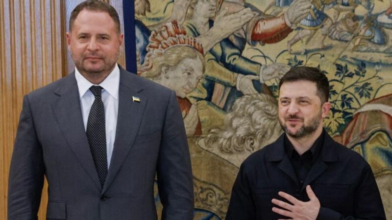 Nem megy a frontra, inkább új pozíciót csináltak Zelenszkij korrupcióba belebukott jobbkezének az aranyvécé-ügy után