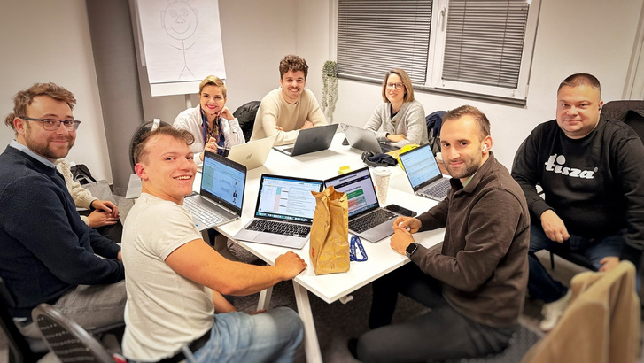 Exkluzív fotók: Az ukrán kémként azonosított informatikus napi rendszerességgel járt be a Tisza Párt irodájába