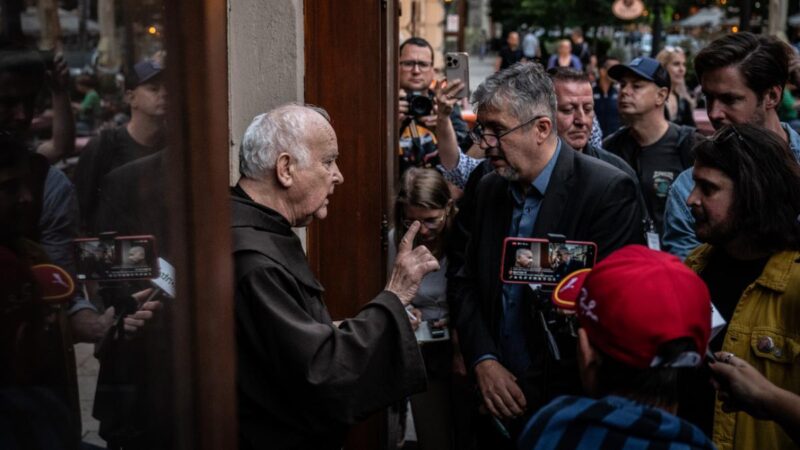 Nincsen lejjebb: Felmentette a bíróság a Ferenciek terén a papra rátámadó csőcselék tagjait