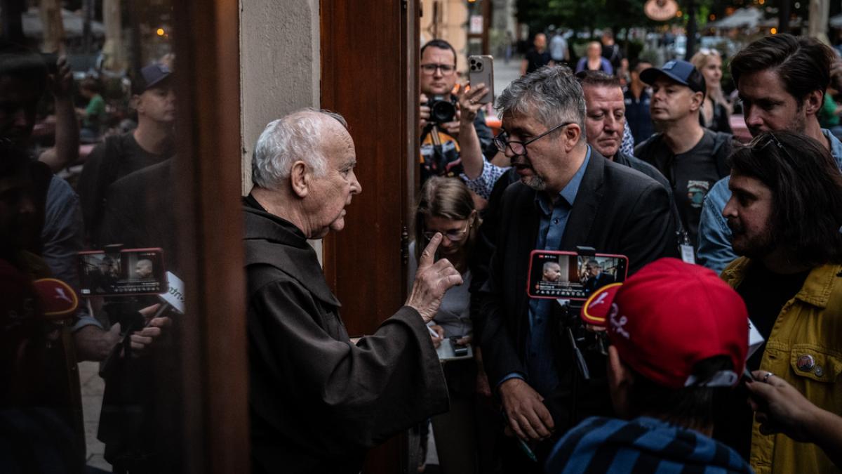 Nincsen lejjebb: Felmentette a bíróság a Ferenciek terén a papra rátámadó csőcselék tagjait