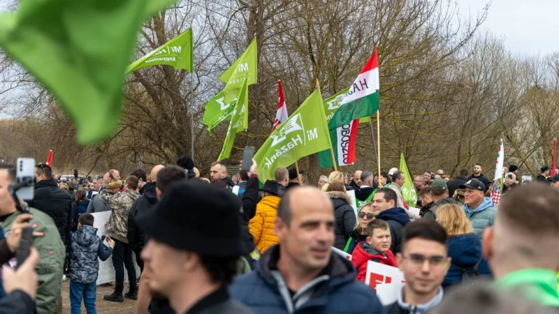 „Kállótól a Parlamentig rendet kell tenni!” – erődemonstrációvá vált a Mi Hazánk kállói felvonulása