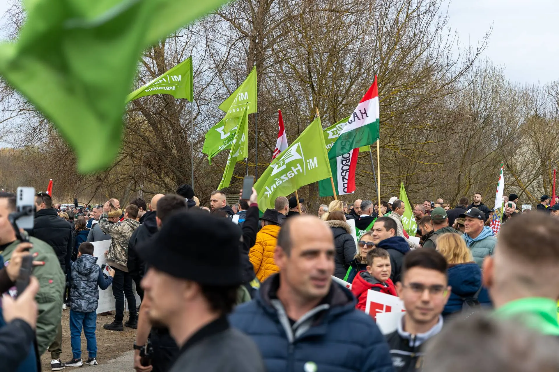 „Kállótól a Parlamentig rendet kell tenni!” – erődemonstrációvá vált a Mi Hazánk kállói felvonulása